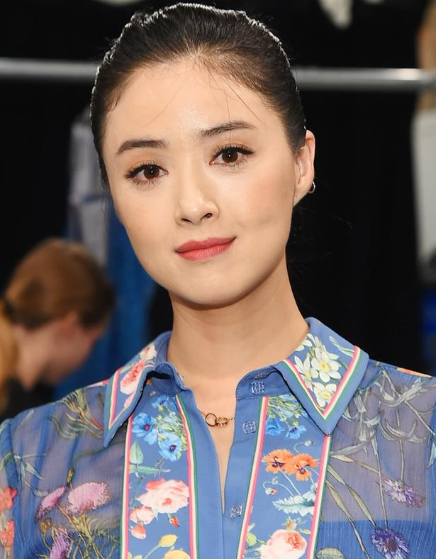 蒋欣穿印花裙现身活动,膀大腰圆辣眼睛,网友:娘娘你太可爱