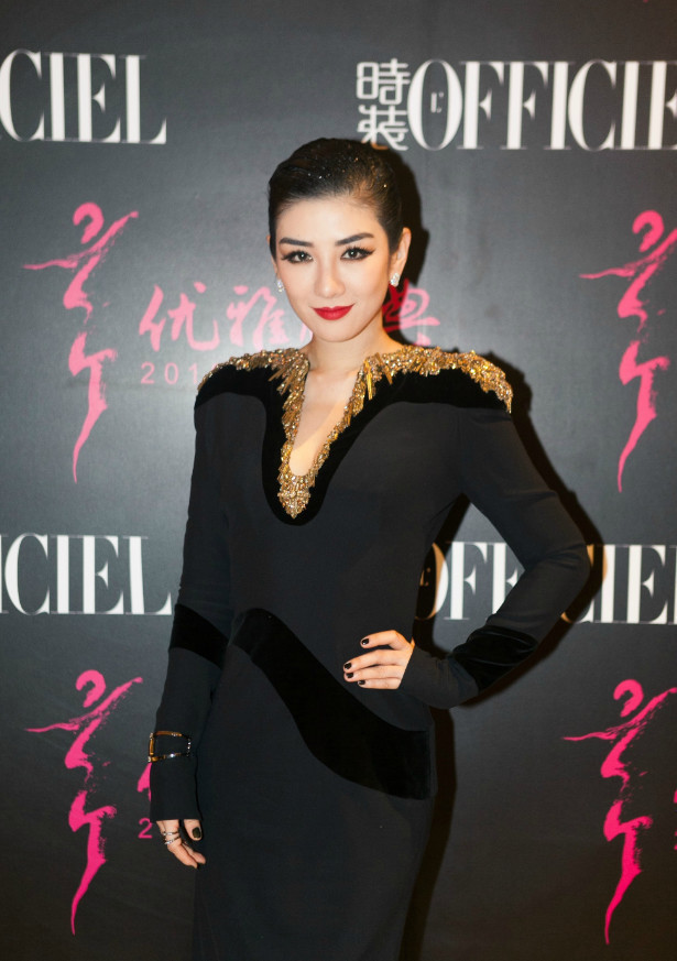 她被两任丈夫毁尽声誉如今无戏可拍却2年捐140万40岁仍美艳