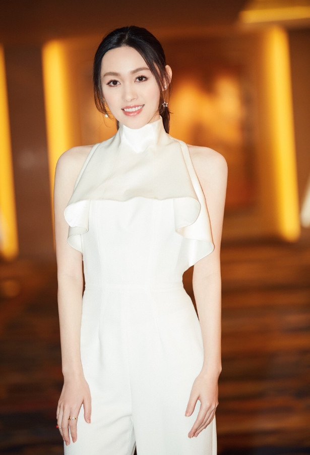 彭心晨被卓伟曝光与当红小鲜肉陈学冬在酒店共度一夜,因此传出恋情.