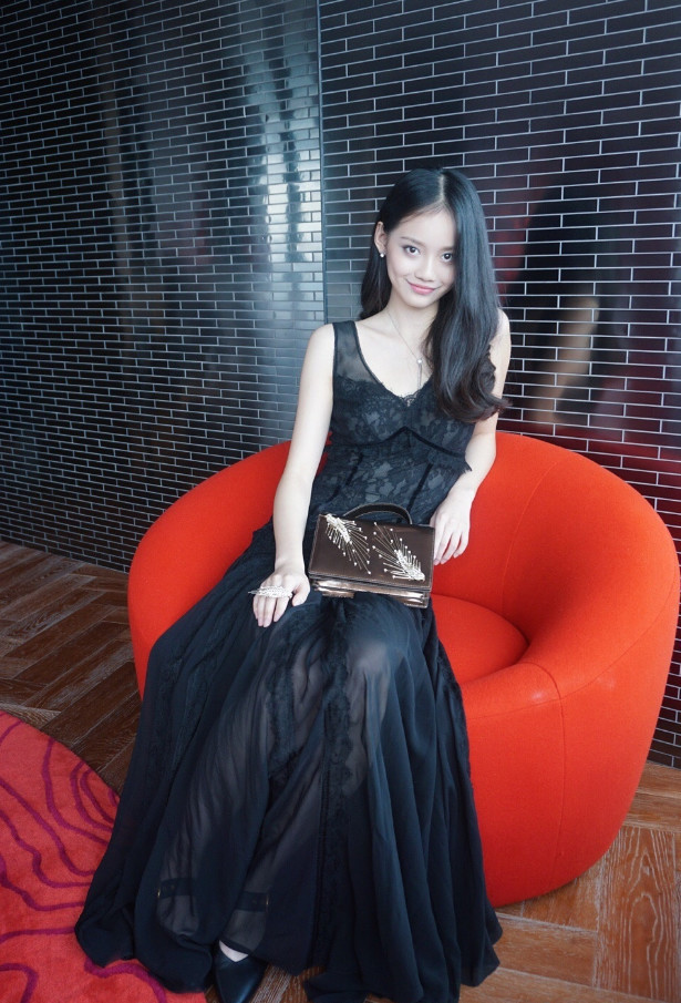 孙伊涵身穿一款黑色连衣裙,看起来十分的典雅显气质,搭配一款精致个性