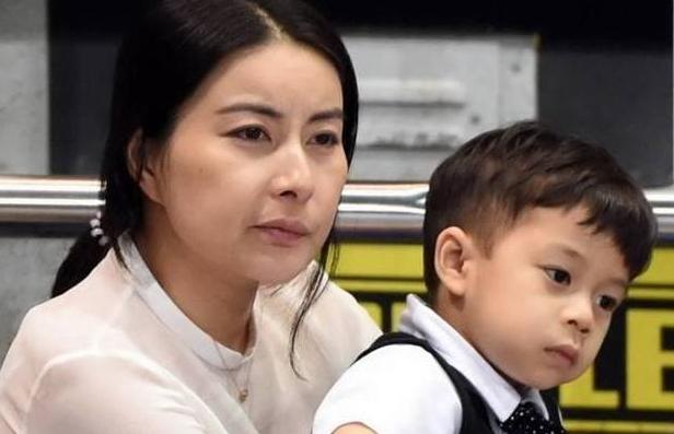 郭晶晶生完二胎近照曝光,满脸憔悴,网友:毕竟她不是靠脸的吃饭