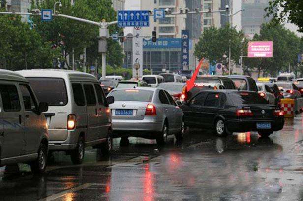 开车遇到强插队咋办老司机教你1绝招让插队车主乖乖让路