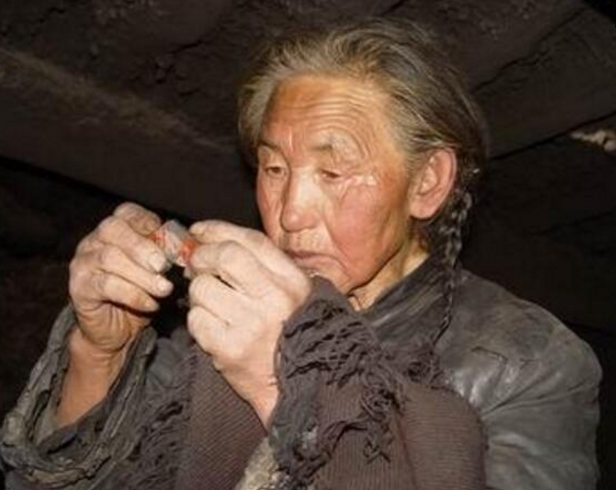 70岁山顶洞人与丈夫离婚后住到山洞40年不跟人打交道