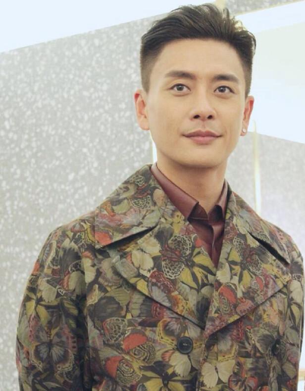 黄宗泽乞丐装外加红皮鞋现身酒店 保安小哥表情亮了