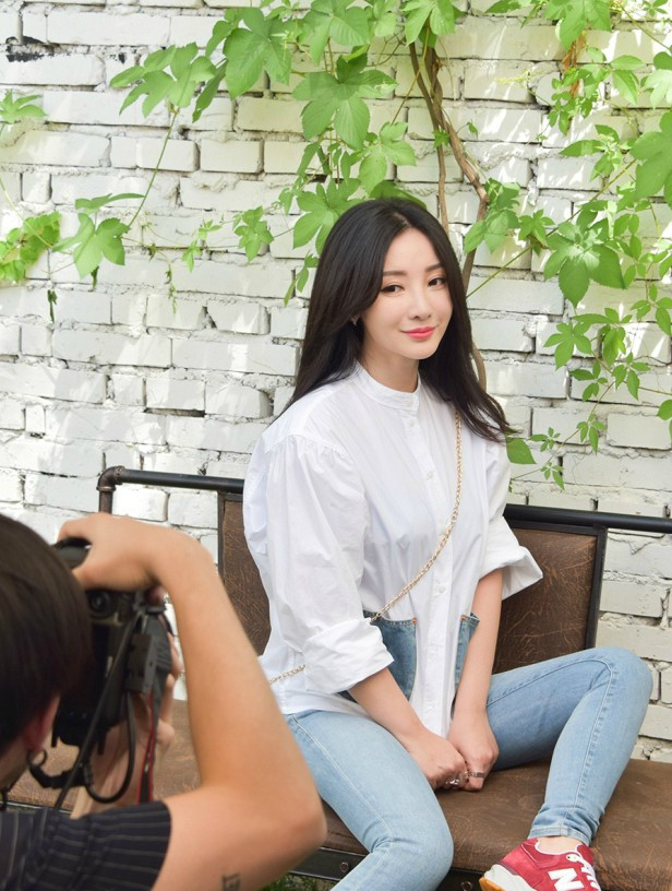 三套look少女感十足,柳岩先后以纯白衬衫搭配紧身牛仔裤,青春无敌