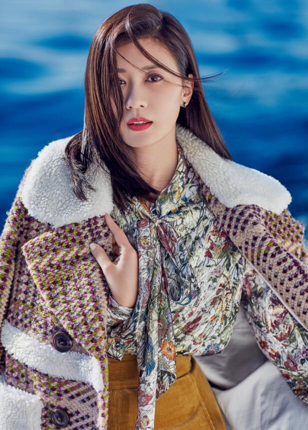 贾静雯身穿白色露肩长裙惊艳了"时光",网友:真不愧是女神