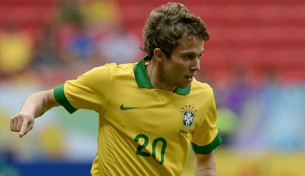 乌超豪门顿涅茨克矿工的巴西中场伯纳德近期与国际米兰传出绯闻.