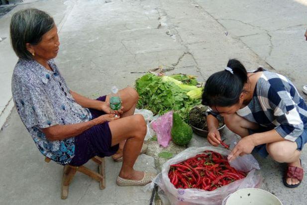 农村七旬大妈街头卖菜,路人可怜她,却干出这种事真是让人气愤