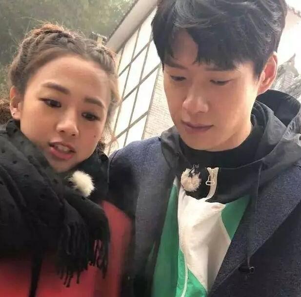 鬼鬼和魏大勋勾肩亲密喂食,"网瘾少年"白敬亭的表情亮了