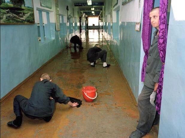 这所监狱没有严谨的守备,甚至可以说没有一堵墙,因为它是在西伯利亚