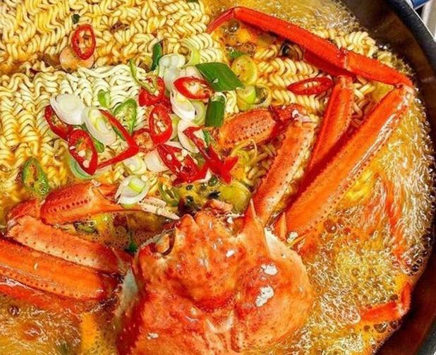 一个螃蟹面 看着就缠 各种甘旨的便当面 你饿了吗