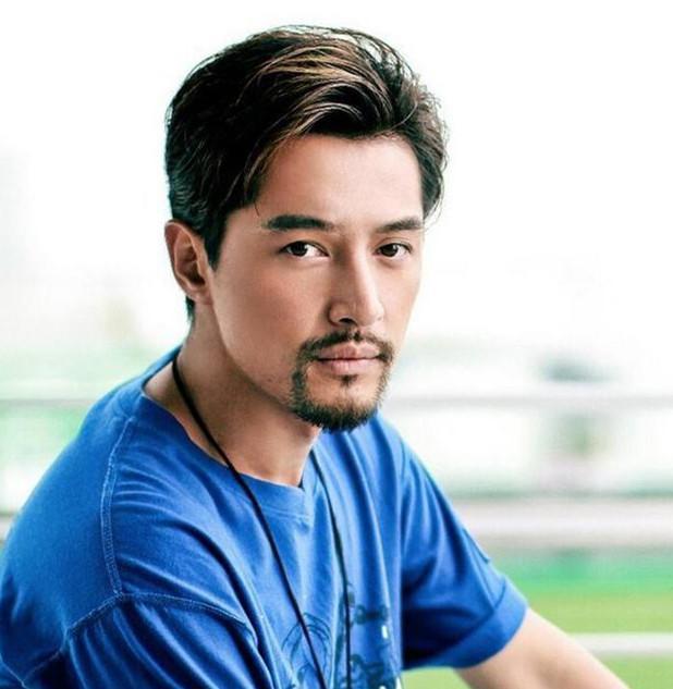 袁弘贴上胡子,这有型的模样不输胡歌!