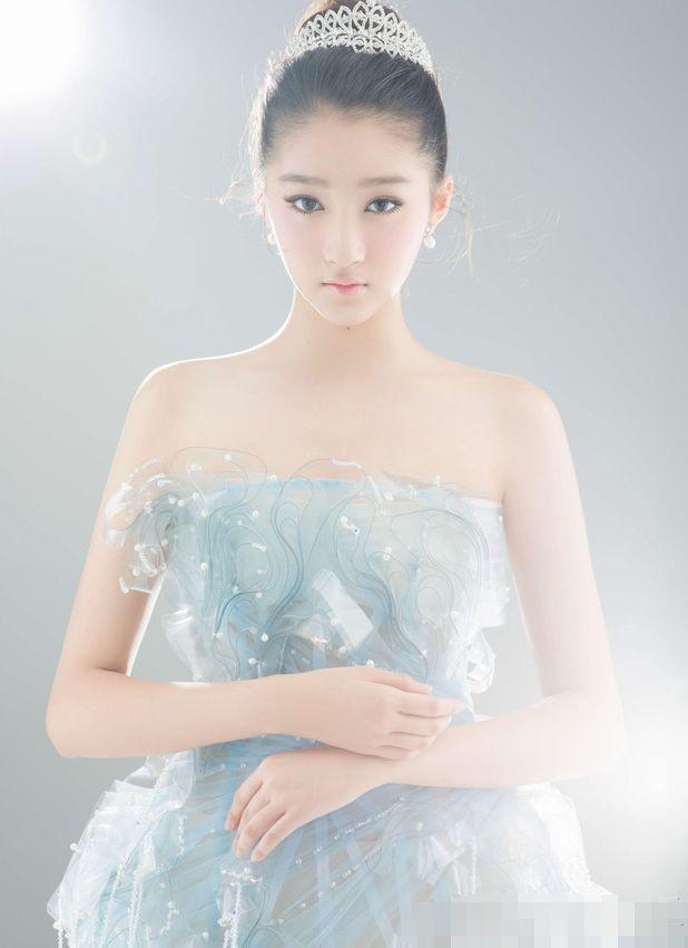 关晓彤透视性感写真, 身材纤细, 网友: 鹿晗看到会吃醋的