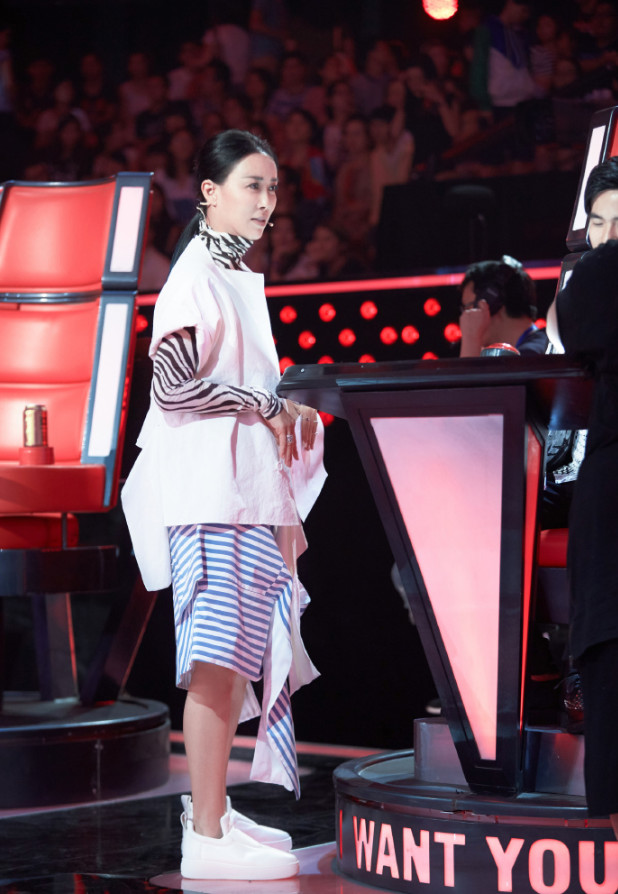 那英自称是慈禧后代戴小圆眼睛像个老太婆网友好好学做人