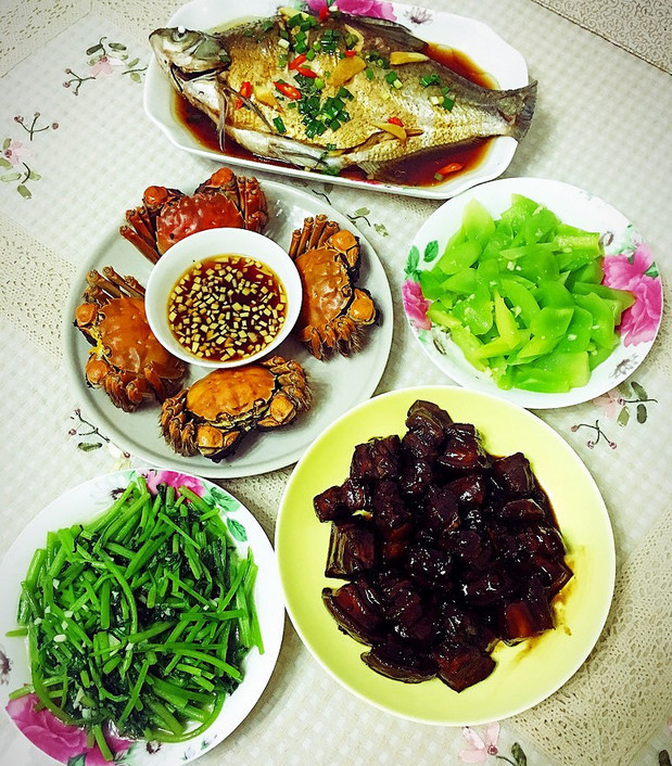 第一次跟着男友回家,婆婆做了一桌子饭菜,真热情!