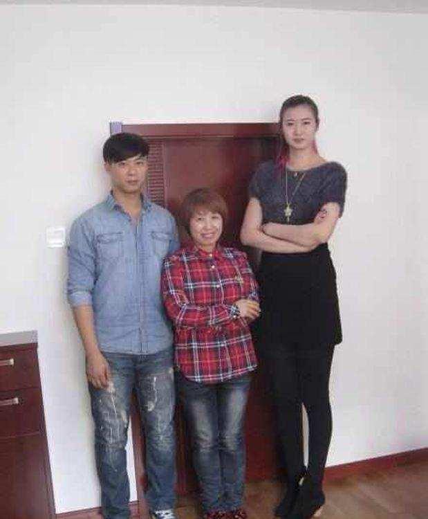 身高2米的90后篮球女神嫁农村矮小伙公婆为迎儿媳拆掉房门