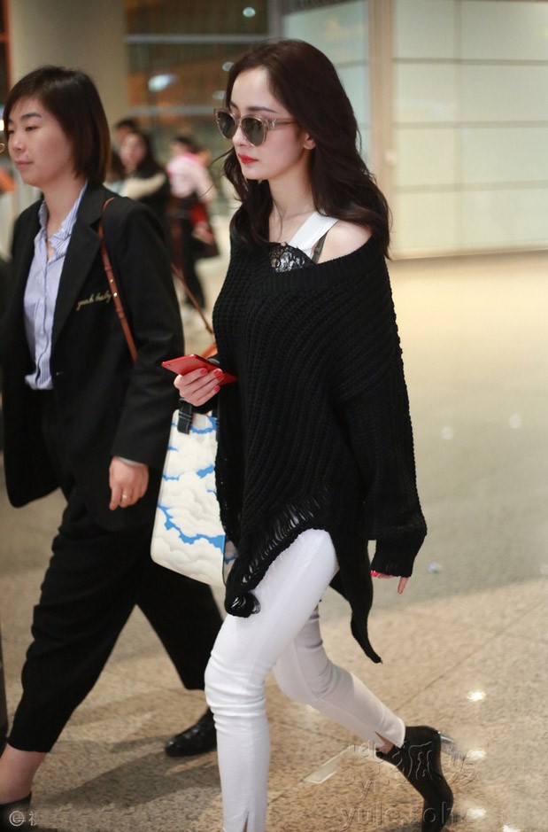 一件普通黑色毛衣,杨幂"耍心机"穿出性感风