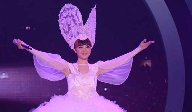 飘雪是翻唱自日本南天群星乐团键盘手原由子的《花咲く旅路》(《花开