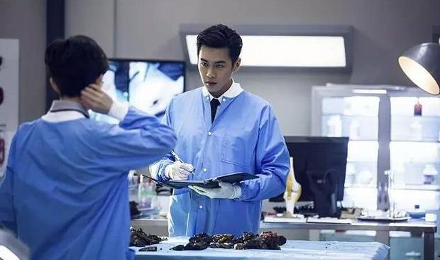 《唐人街探案2》中为何说美国法医待遇低?背