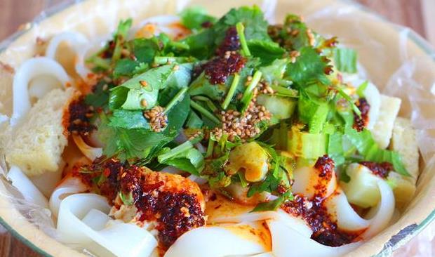 巴盟酿皮,是在小麦面中掺和适量的蓬灰(土法制造的碱面),用温水调成硬