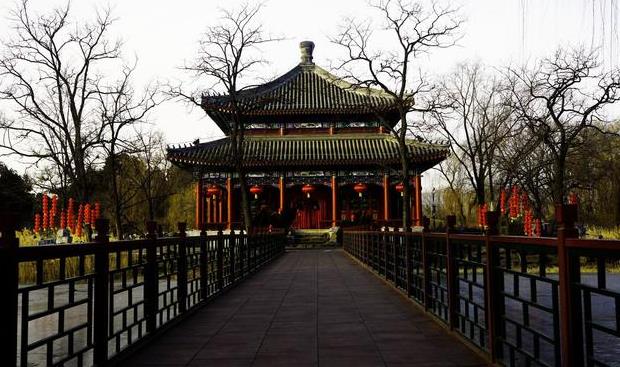 阵阵春风拂面来 圆明园信步漫游 处处清净幽雅 移步换景景不同