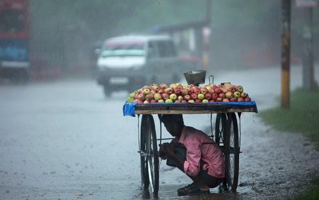 人到一定岁数,自己就得是那个屋檐,再也无法另找地方躲雨了