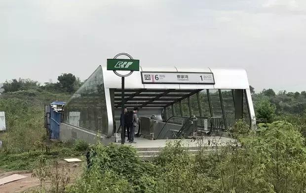 最近重庆的曹家湾轻轨站很火,虽然地铁里面很现代,但是走出站台