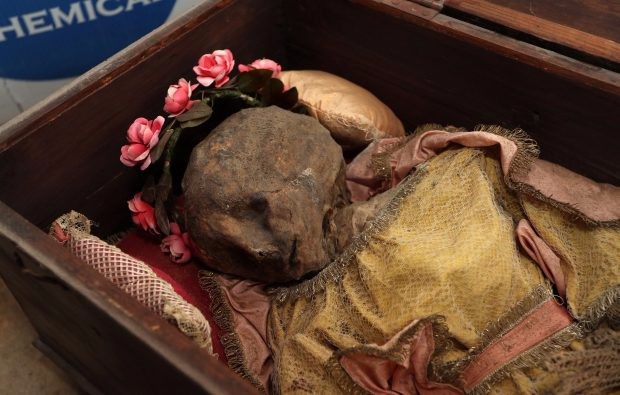 神秘女孩木乃伊在木箱里被发现,穿戴完好头上还有花环