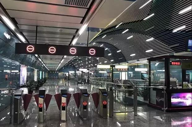 最近重庆的曹家湾轻轨站很火,虽然地铁里面很现代,但是走出站台