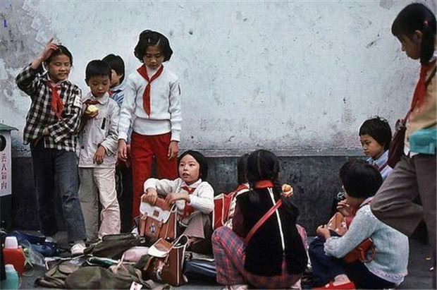 镜头下!80年代拍摄的中国日常:温馨,图8的话一点没错!