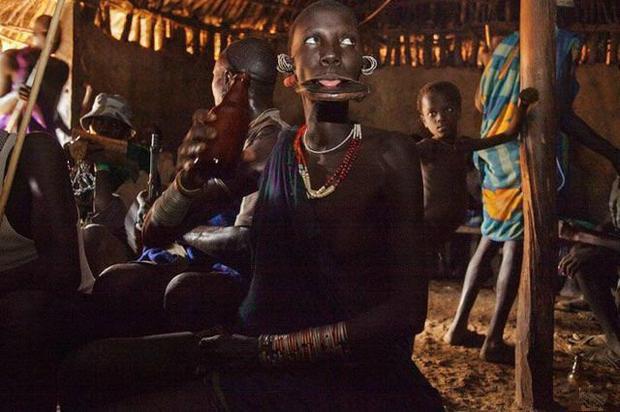 实拍在喝酒的非洲人:只喝酒不吃菜