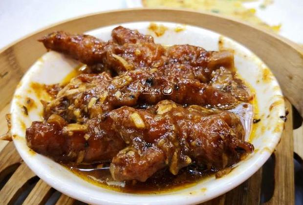 这里排队半小时才吃上,其中一样出乎意料,天天爆满,味道就那样
