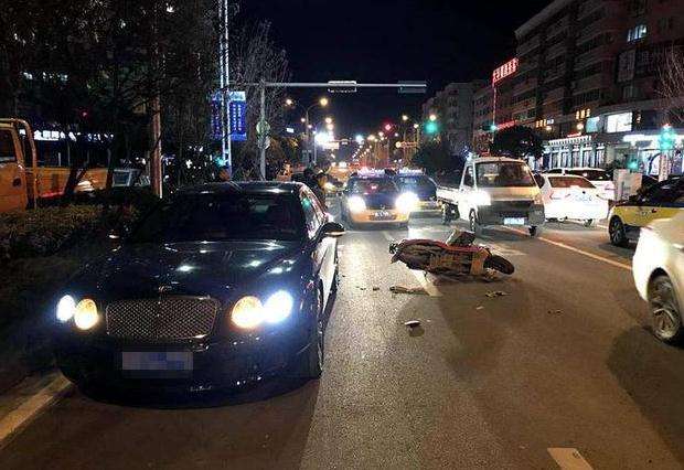 摩托车追尾宾利 豪车车主自认倒霉?网友:都是套路!