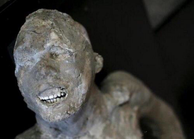 火山爆发情侣面对死亡紧紧相拥千年后的爱情姿势让人感动落泪