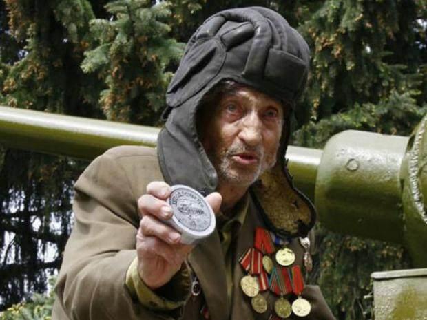 二战苏联老兵偶然发现自己当年驾驶的坦克,跪倒在地,泪流满面