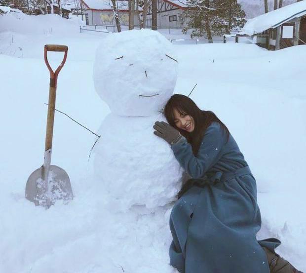 宋慧乔巴黎街头长发飘飘,堆雪人那会也是这样长