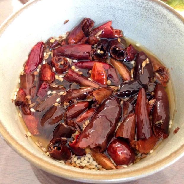 大蒜片,开小火慢炸(一定要小火) 第三步:炸至大蒜变成金黄色,辣椒