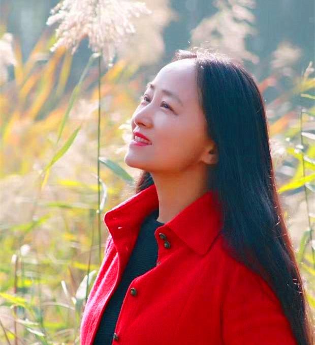 朱以撒评价女书法家韦斯琴小楷有一种清空疏淡华滋润泽之美