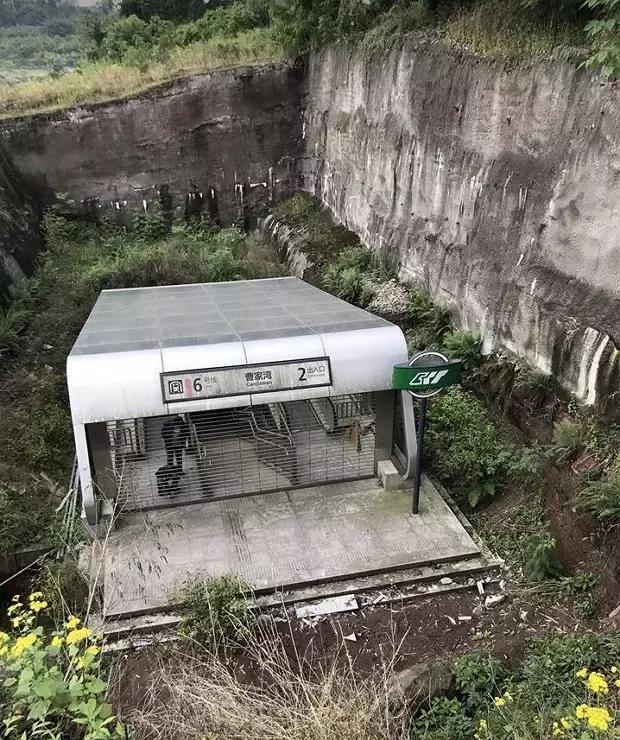 最近重庆的曹家湾轻轨站很火,虽然地铁里面很现代,但是走出站台