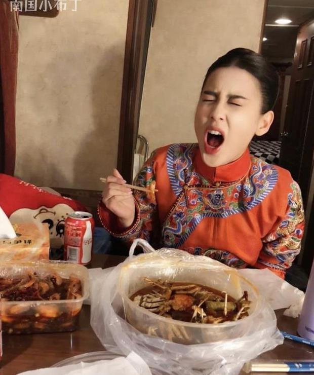 女神黄圣依吃辣椒时表情是这样的,笑屎我了,你们觉得好看吗?