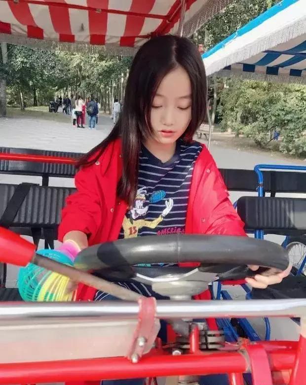 小年纪的,纪姿含也在《虎妈猫爸》饰演赵薇女儿"罗茜茜"后