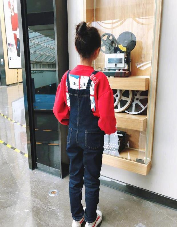 背影也不再是影视剧里的小小女孩,现在的纪姿含小背影已经有了大孩子