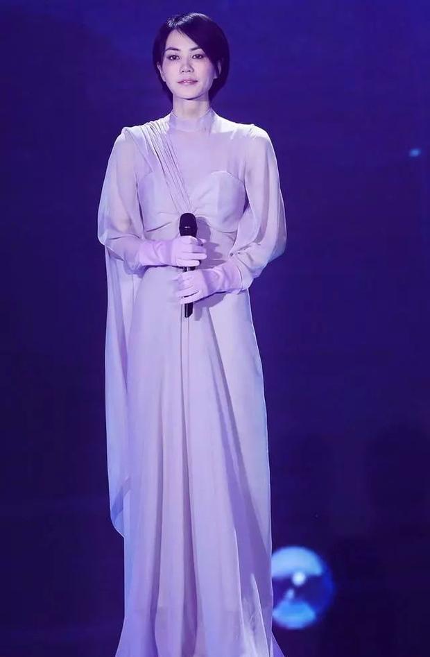 49岁王菲再上春晚宛如少女,穿一袭紫色长裙将那英碾压成渣了!