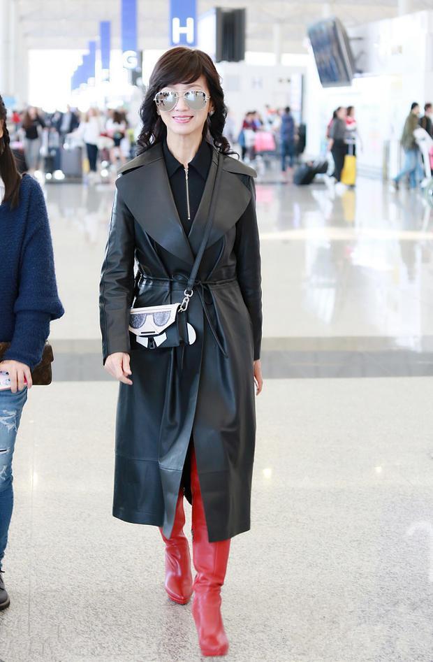 赵雅芝黑皮衣搭红靴很抢眼
