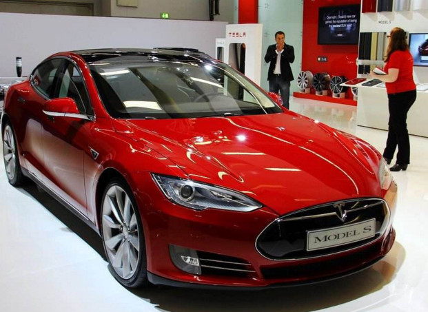 100万刚提的特斯拉,自动驾驶上路后直接撞毁,商家:跟我无关