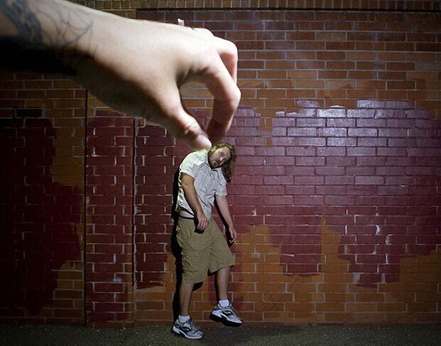 男子被一只手给提起来了