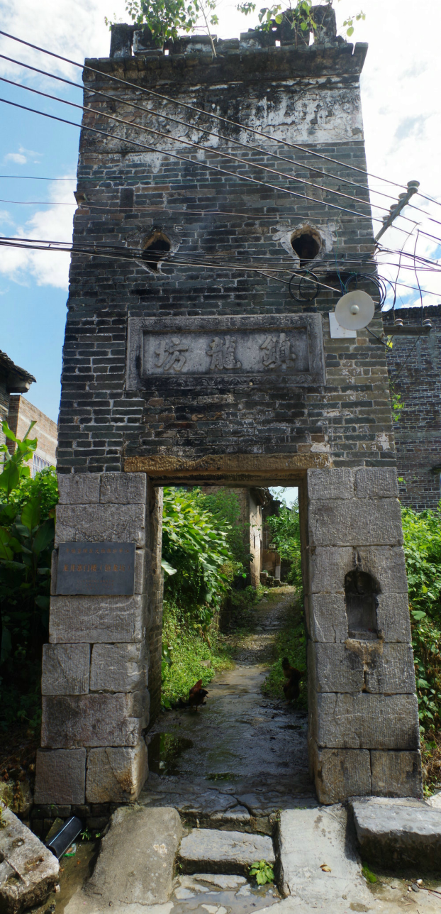 龙井村寨原有五座炮楼,每到晚上12点钟后,就会有人把五座炮楼里的寨门