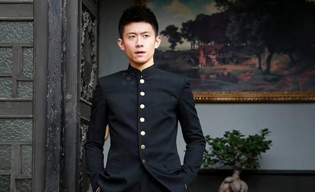 童星出道的张一山8岁就在《小兵张嘎》里演一个富家子弟佟乐,小小的