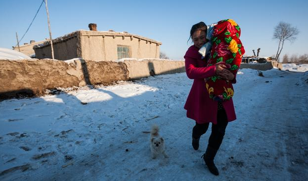 离婚后,妈妈让我下跪求前妻复婚,却被前妻打出家门