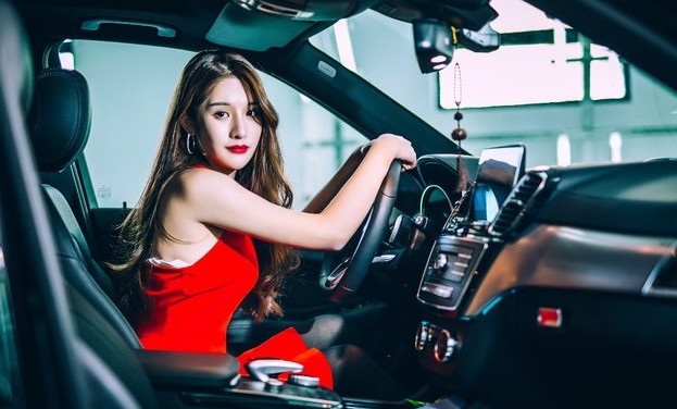 美女霸道总裁亲自分享豪车感受,优雅凶横完美结合,还买啥宝马?